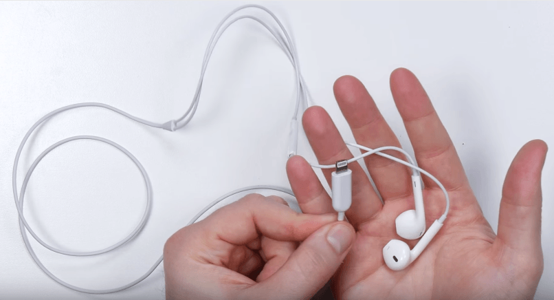 iPhone7 -Lightning-Earpods-1