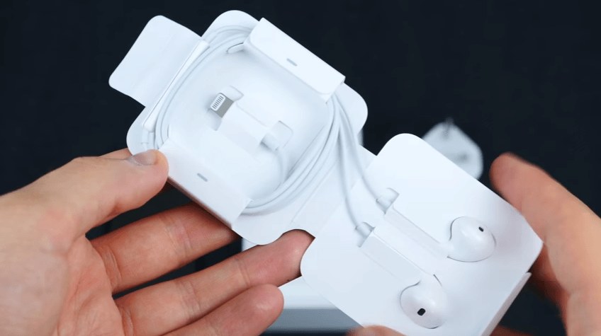 iPhoneLightningEarPods-1