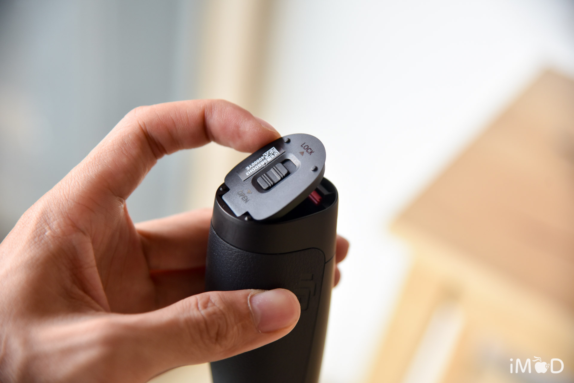 dji-osmo-mobile-battery-slot-1
