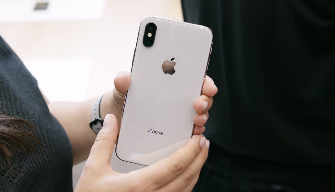 Iphone X Hands On Back
