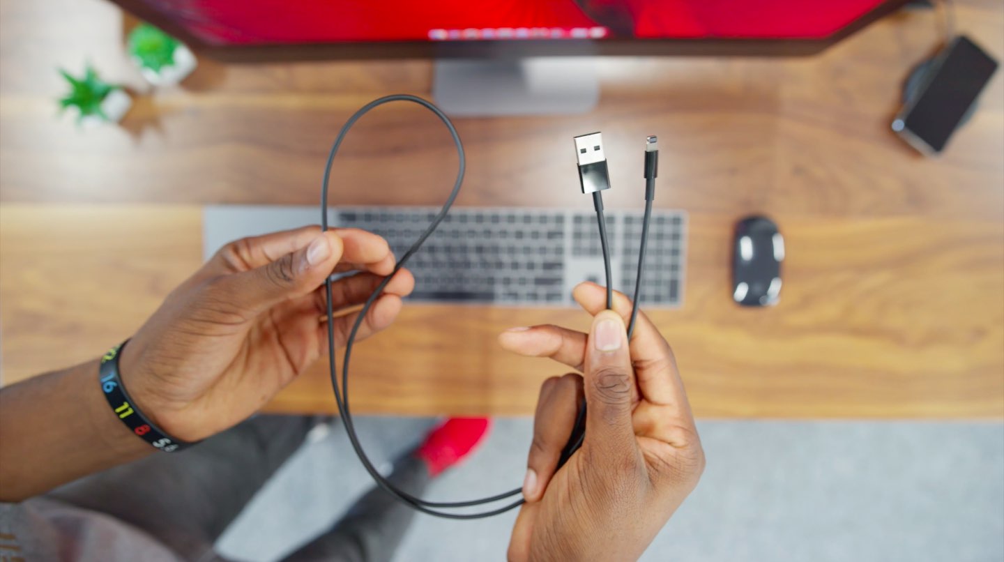 Imac Pro Come With Black Lightning Cable 1