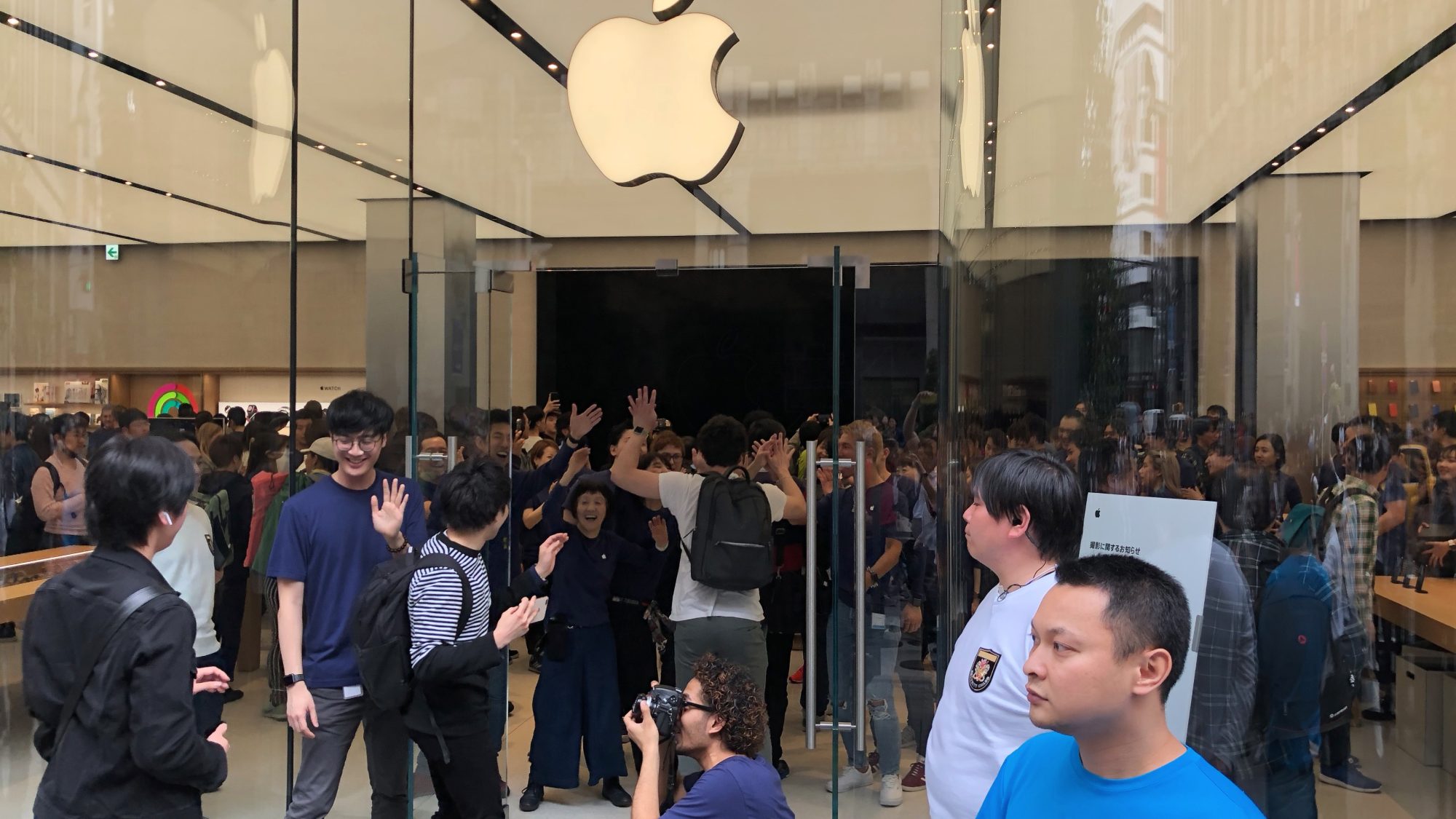 Apple Lights Up Shinjuku Gallery 1