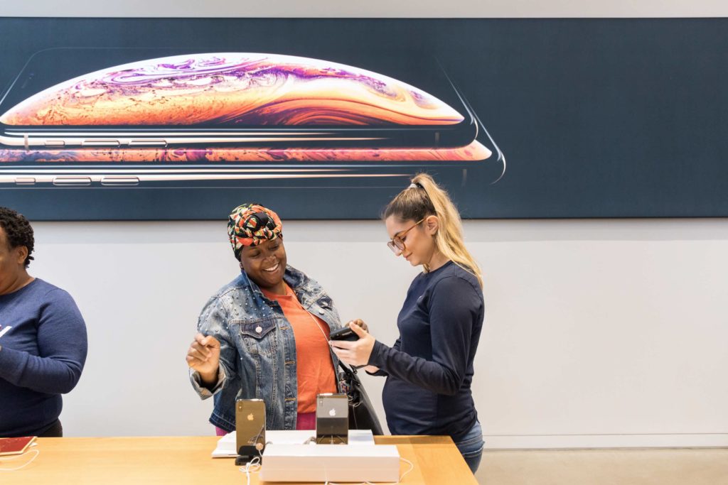 Iphone Xs Apple Watch Series 4 Ny 5th Ave Apple Team Member With Happy Customer 09202018