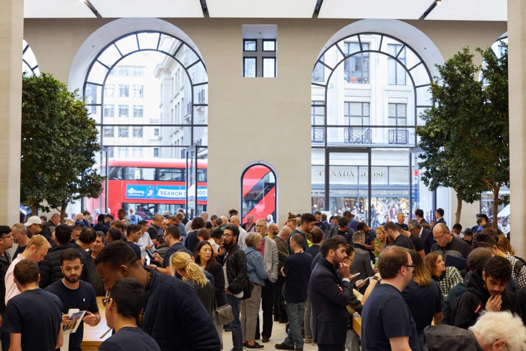 Iphone Xs Apple Watch Series 4 Regent St London Apple Store Interior 09202018