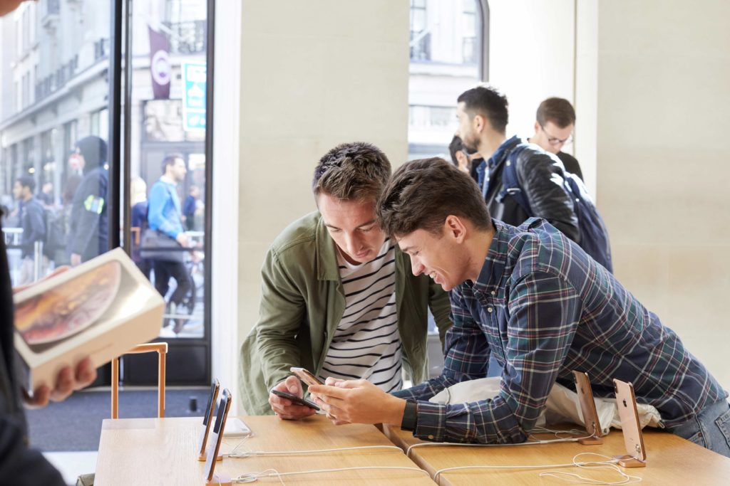 Iphone Xs Apple Watch Series 4 Regent St London Happy Customers Holding Iphone Xs 09202018