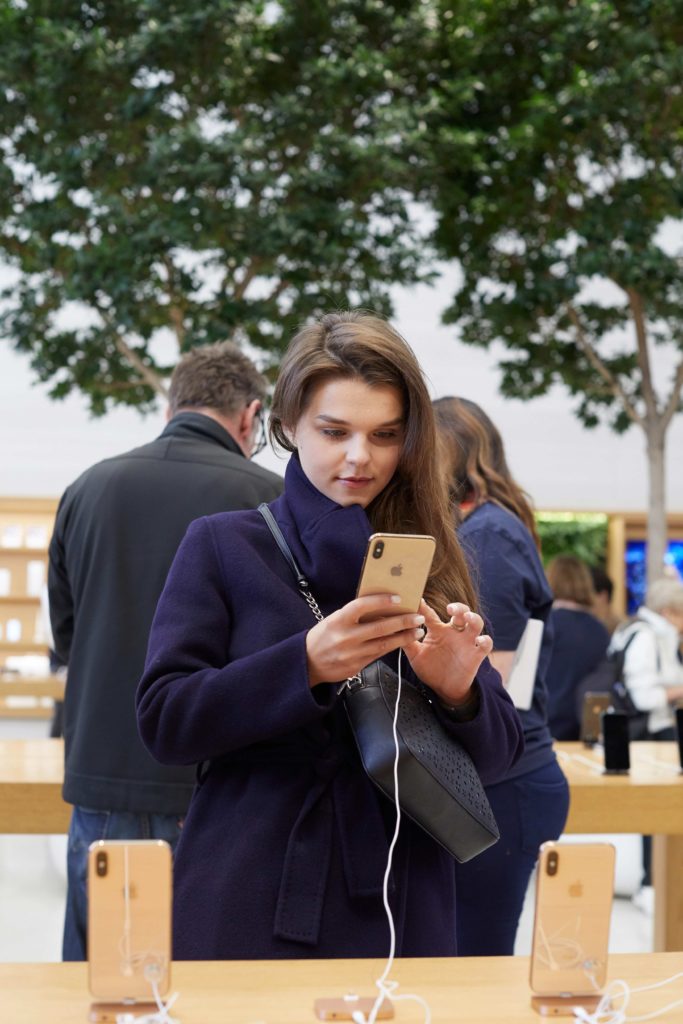 Iphone Xs Apple Watch Series 4 Regent St London Woman Holding Iphone Xs Gold 09202018