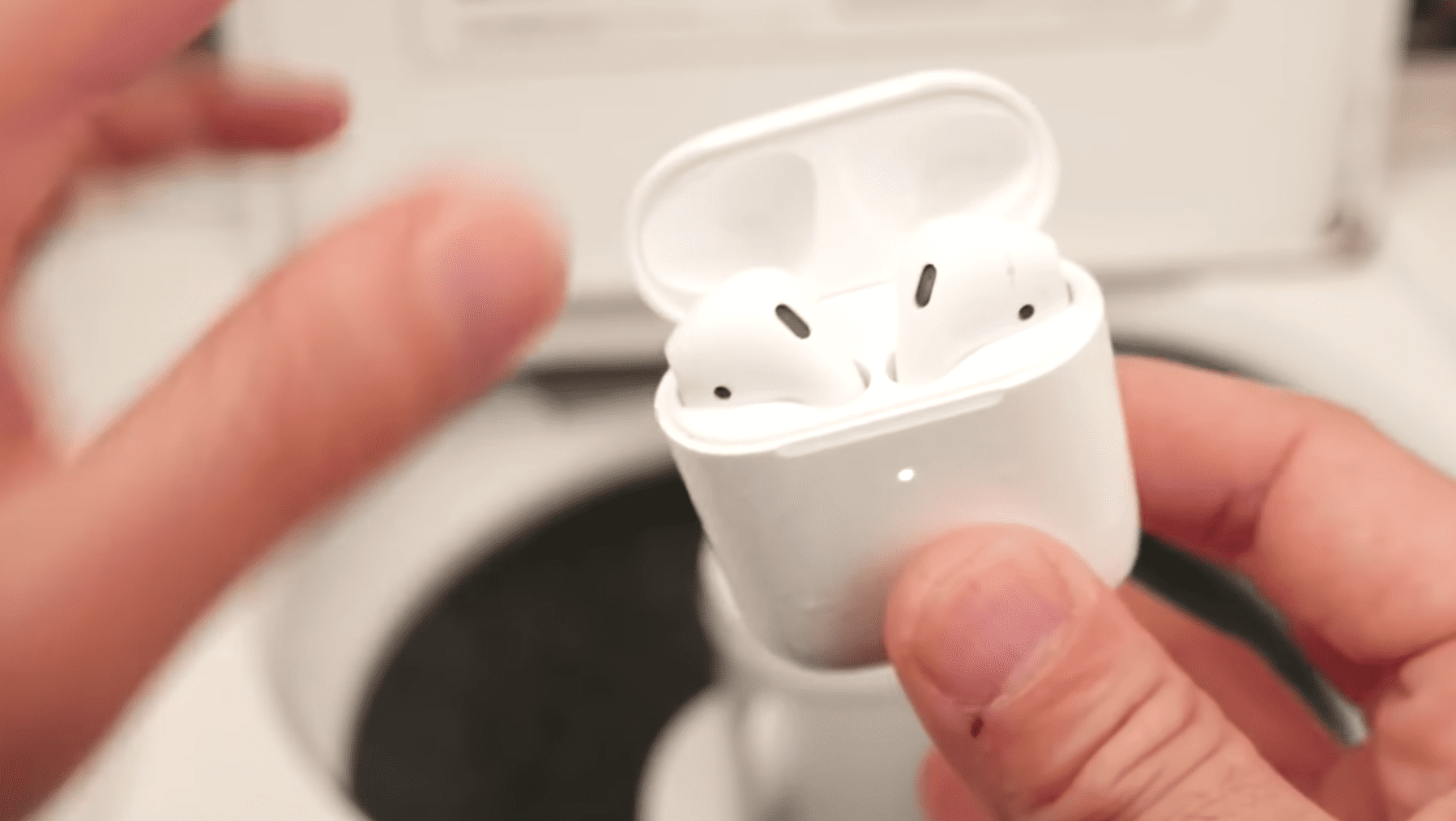 Сброс airpods 2. Аирподсы 2 поколения. AIRPODS 2 Generation. 2е аирподсы. AIRPODS 2nd Generation задняя.