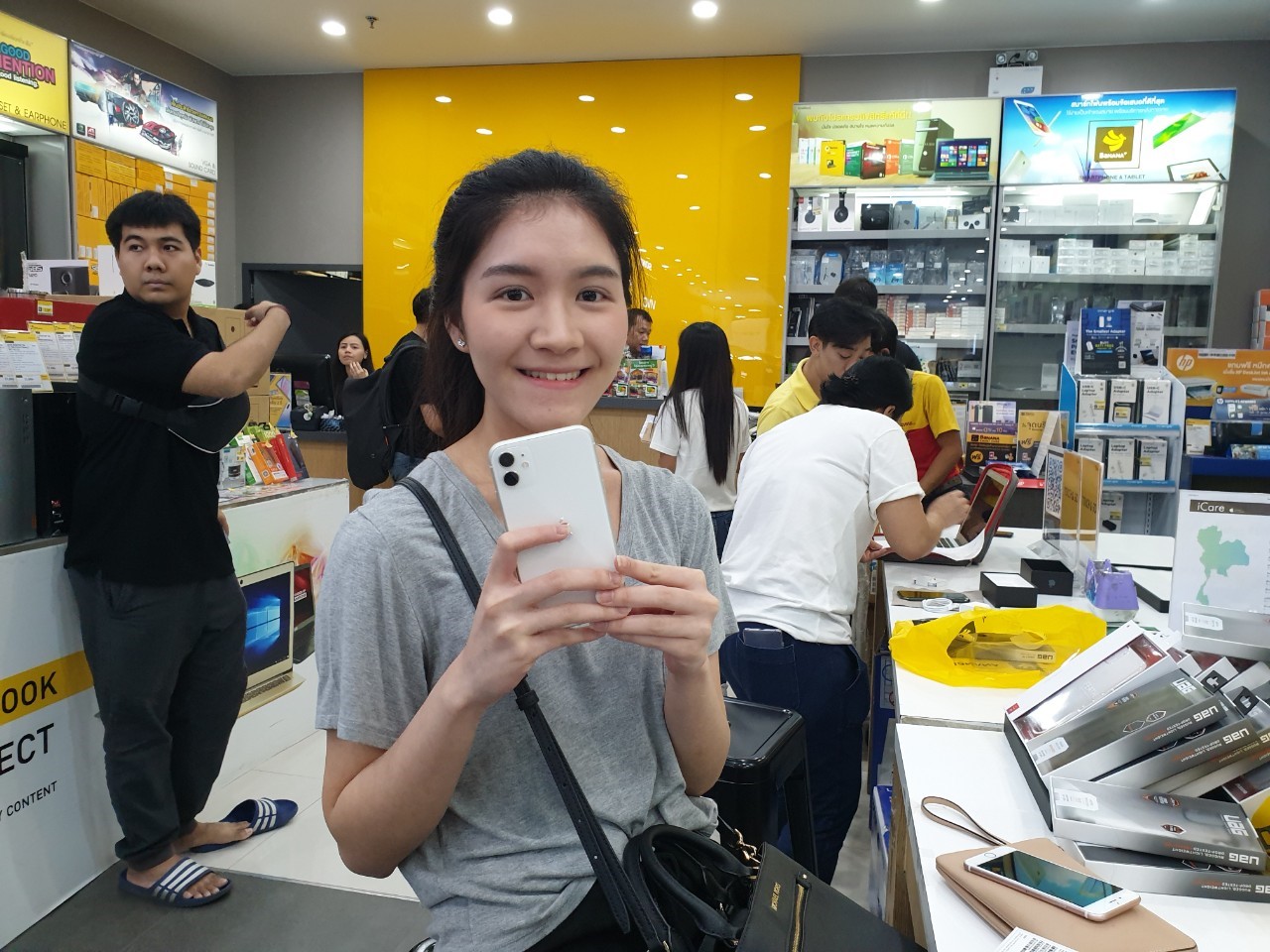 Iphone 11 First Released At Bnn Photo Img 26