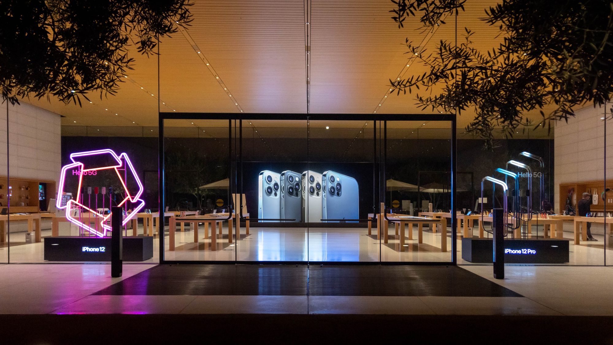 Apple Store ตกแต่งร้านเข้าบรรยากาศเปิดขาย iPhone 12 ...