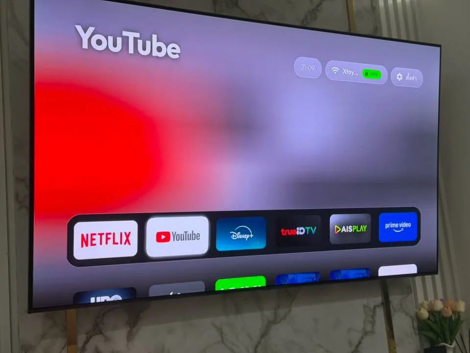 หน้าจอ Android TV ที่ใช้ Launcher ใหม่ของ Clean Your TV พร้อม Dock แอปและเมนูด้านบน