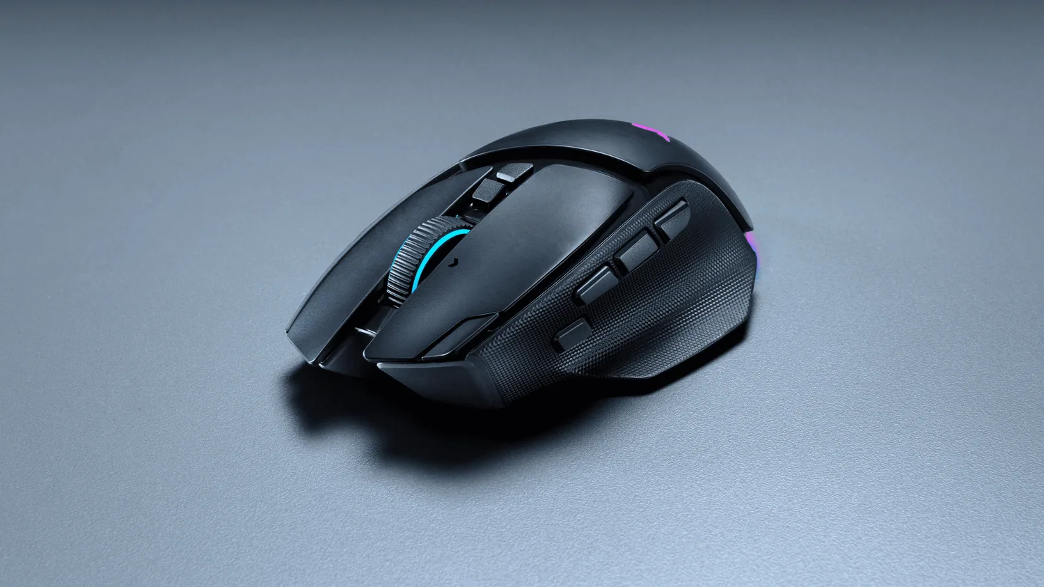 มุมมองด้านข้างของ Razer Basilisk V4 Pro แสดงปุ่มมาโครเสริม