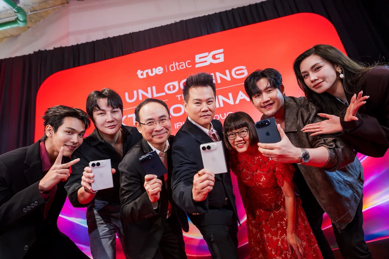ผู้บริหารทรูและแขกรับเชิญร่วมเปิดตัว iPhone DUO วันแรก