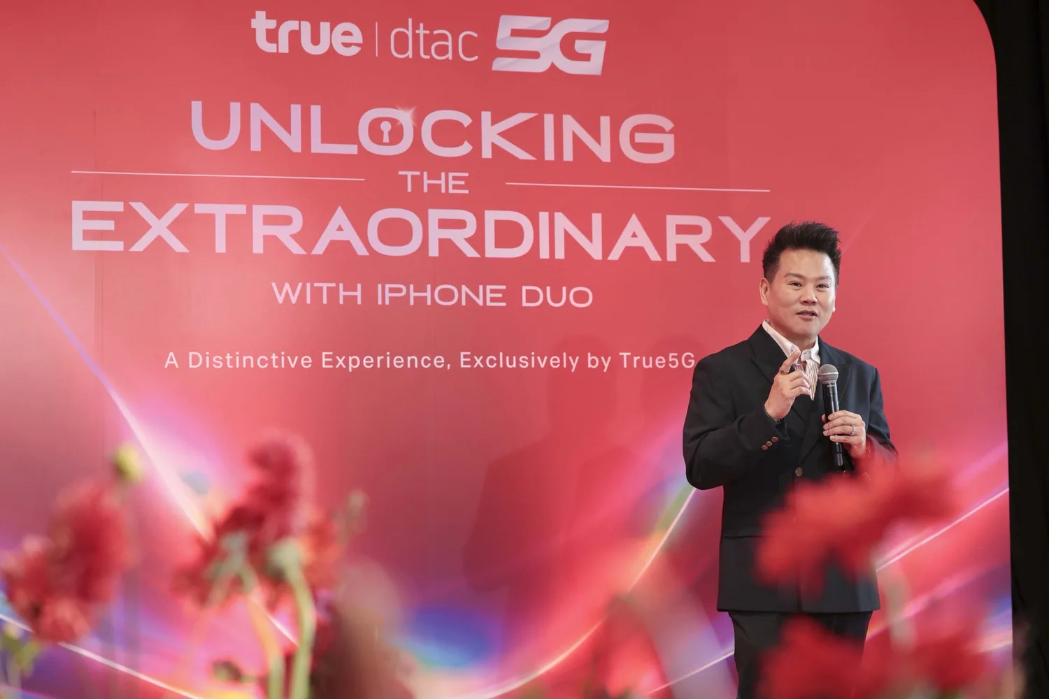 คุณโอลิเวอร์ กิตติพงษ์ วีระเตชะ กล่าวเปิดงาน UNLOCKING THE EXTRAORDINARY WITH iPhone DUO