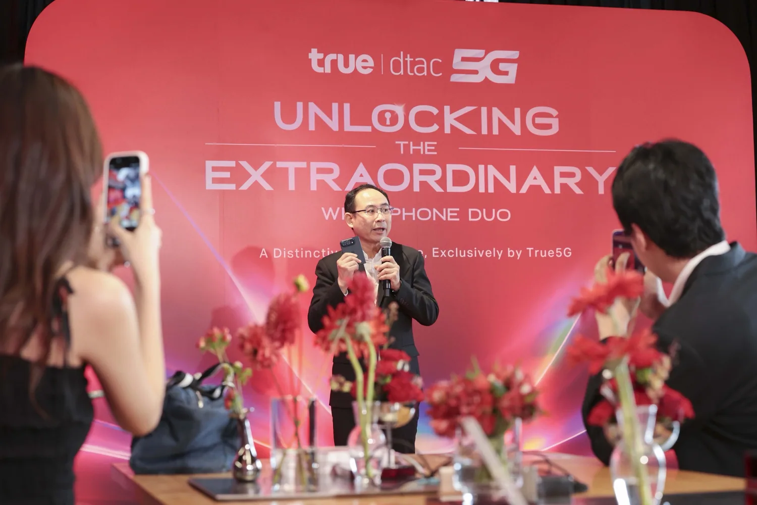 คุณนิพนธ์ รักศรีอักษร แนะนำสิทธิประโยชน์และบริการภายในงานส่งมอบ iPhone DUO