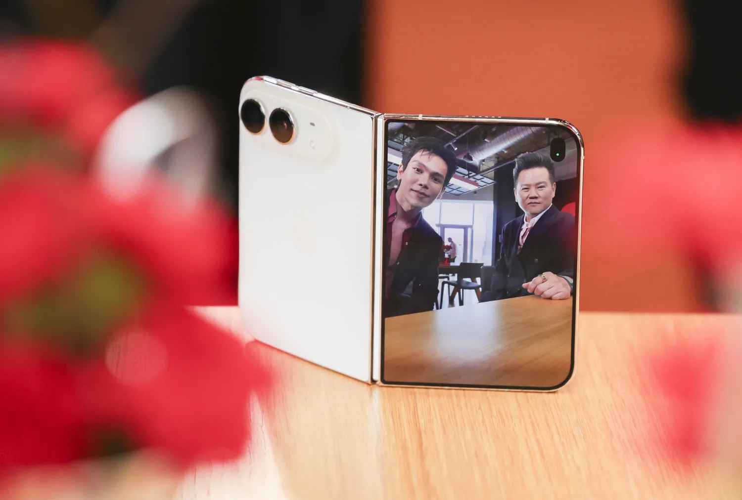 iPhone DUO สีขาวในลักษณะพับตั้งใช้งานกล้องหน้า