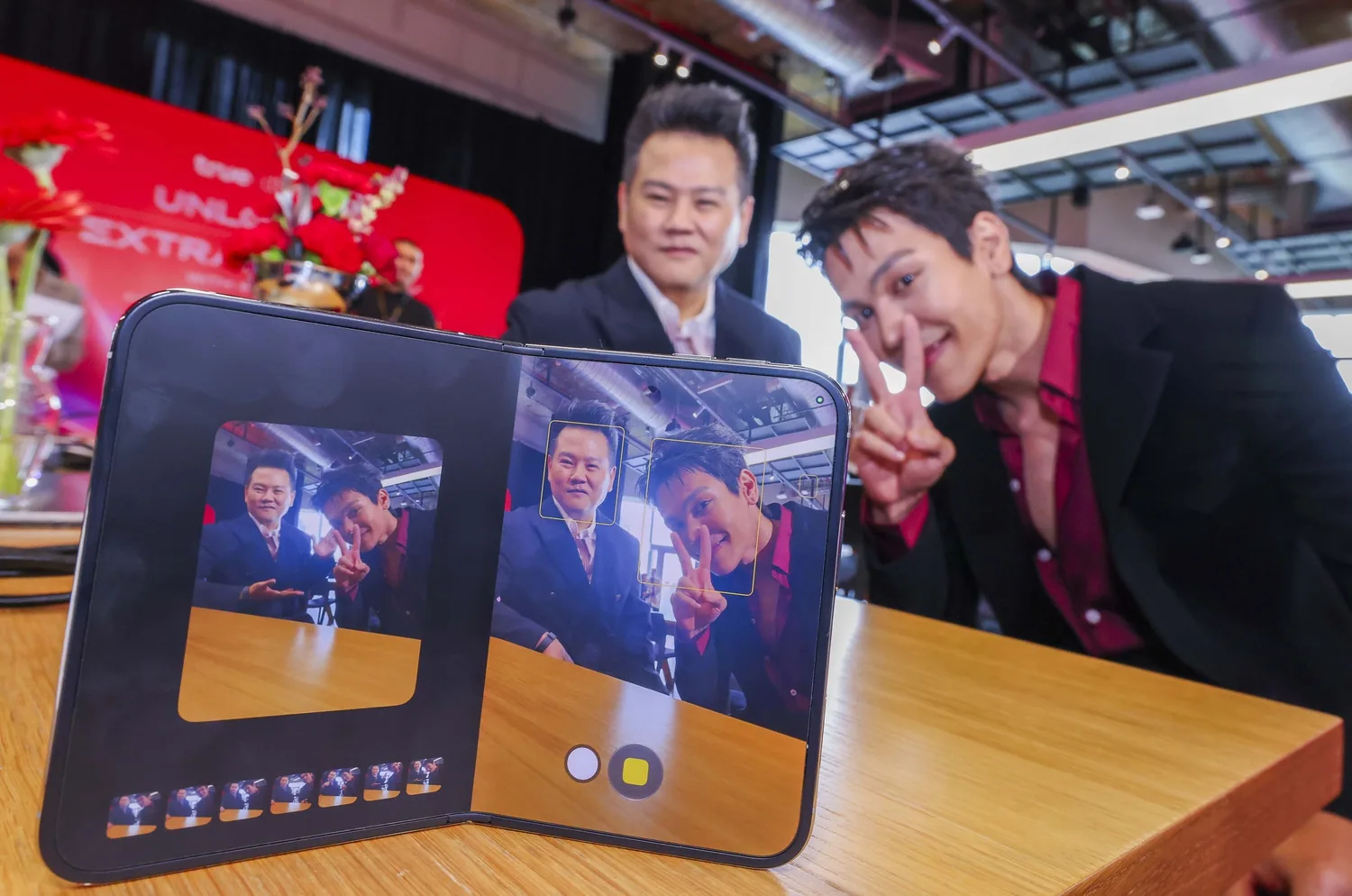 การพับหน้าจอ iPhone DUO ในมุมมองการใช้งานกล้องแบบตั้งโต๊ะ