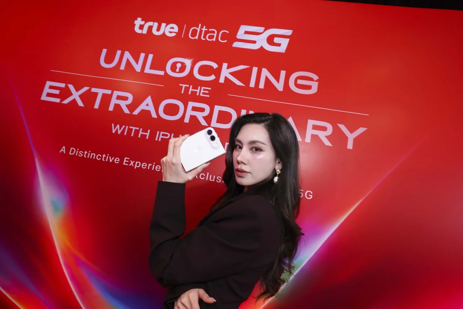 แขกรับเชิญถือเครื่อง iPhone DUO สีขาวในงาน