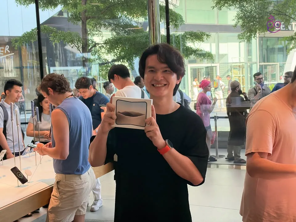 ลูกค้าถือกล่อง iPhone Duo วันแรกที่ Apple Central World