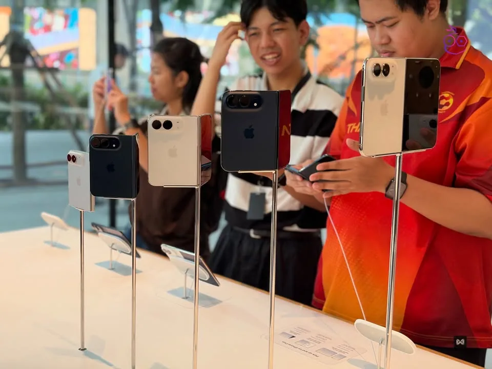 ลูกค้าลองเครื่อง iPhone Duo ในร้าน