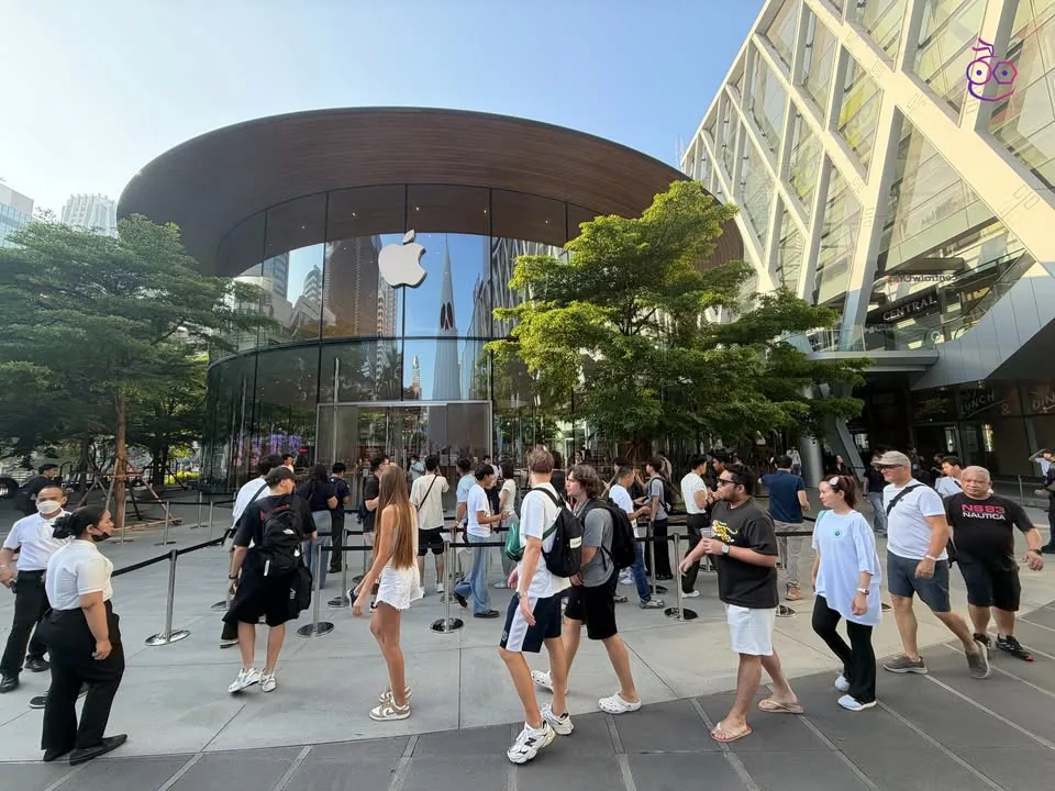 บรรยากาศหน้าร้าน Apple Central World