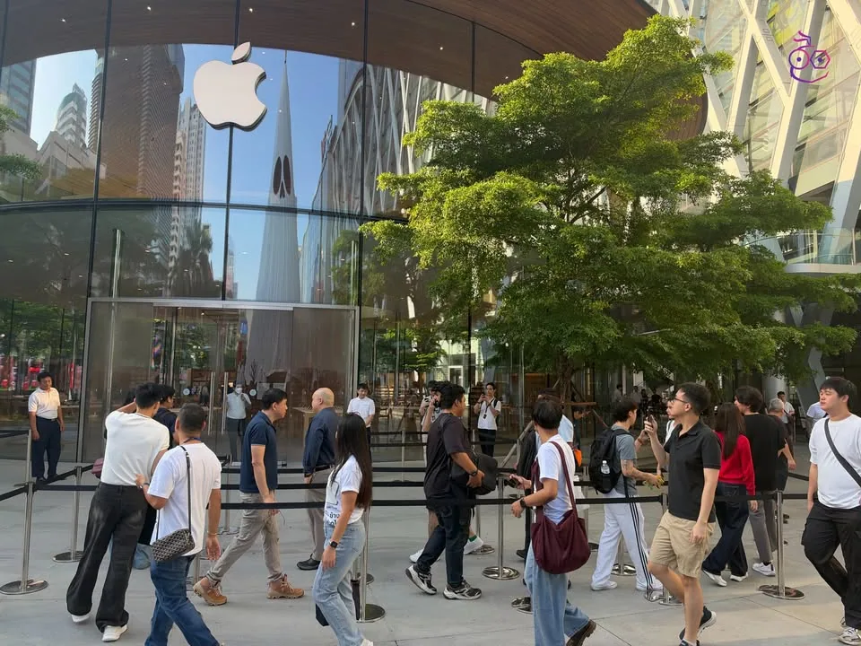 บรรยากาศหน้าร้าน Apple Central World