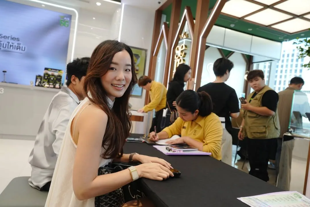 ลูกค้าลงทะเบียนรับเครื่อง iPhone Duo