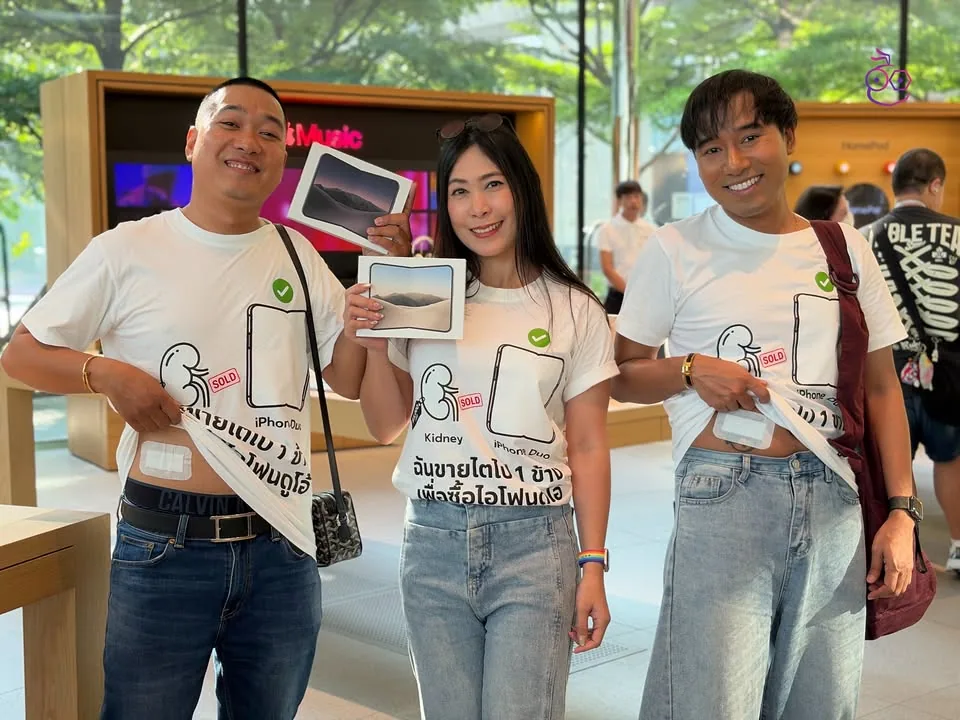 ลูกค้ารับกล่อง iPhone Duo