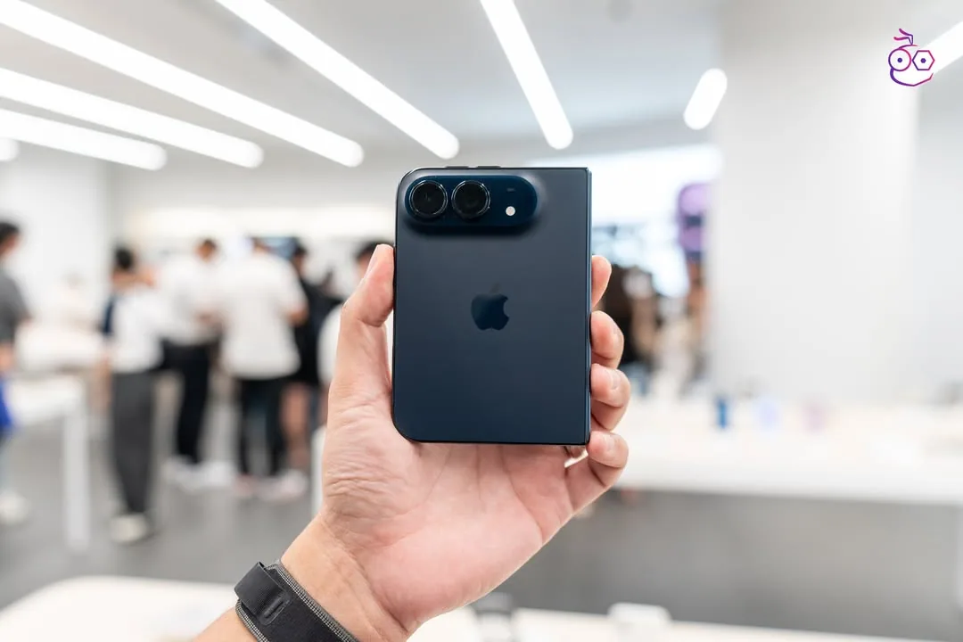 ด้านหลังตัวเครื่อง iPhone Duo สีไนท์สกายและโมดูลกล้อง