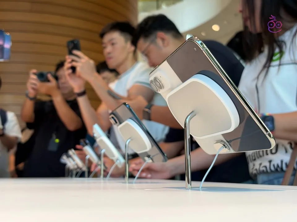iPhone Duo บนแท่นโชว์