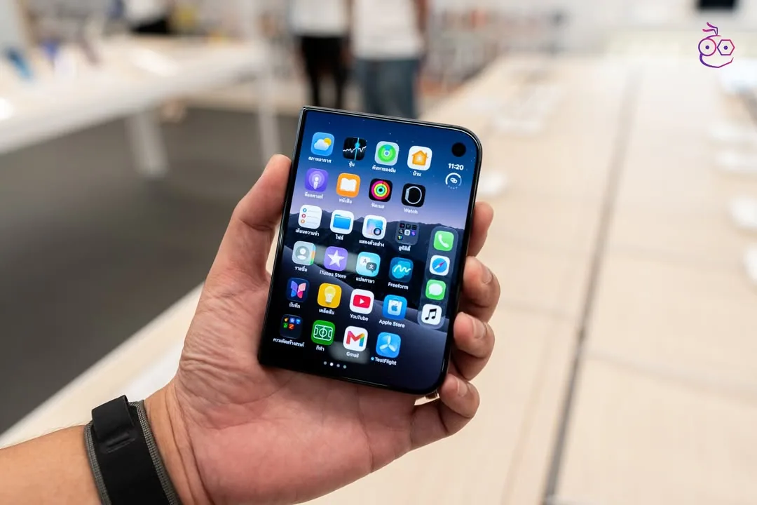 หน้าจอด้านนอกขนาด 5.4 นิ้วของ iPhone Duo ขณะถือใช้งาน