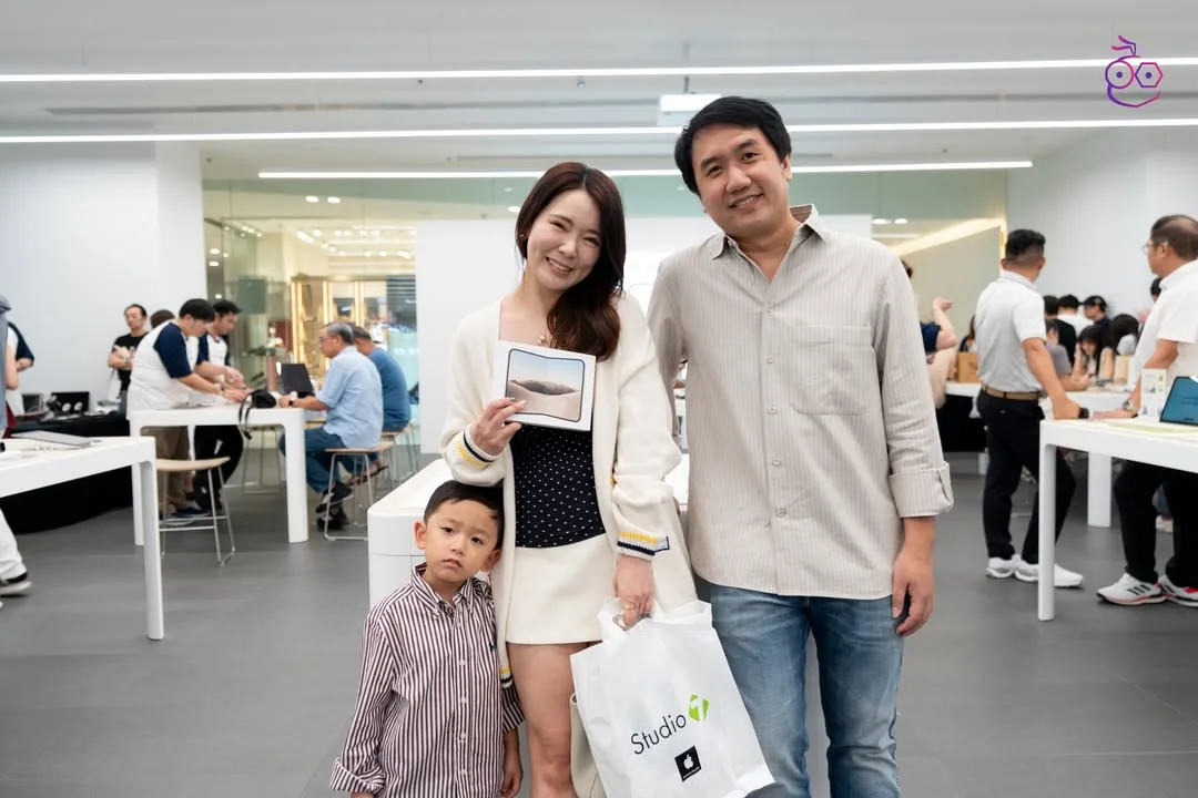 ลูกค้าที่มาร่วมสัมผัสและรับเครื่อง iPhone Duo ที่ Studio7