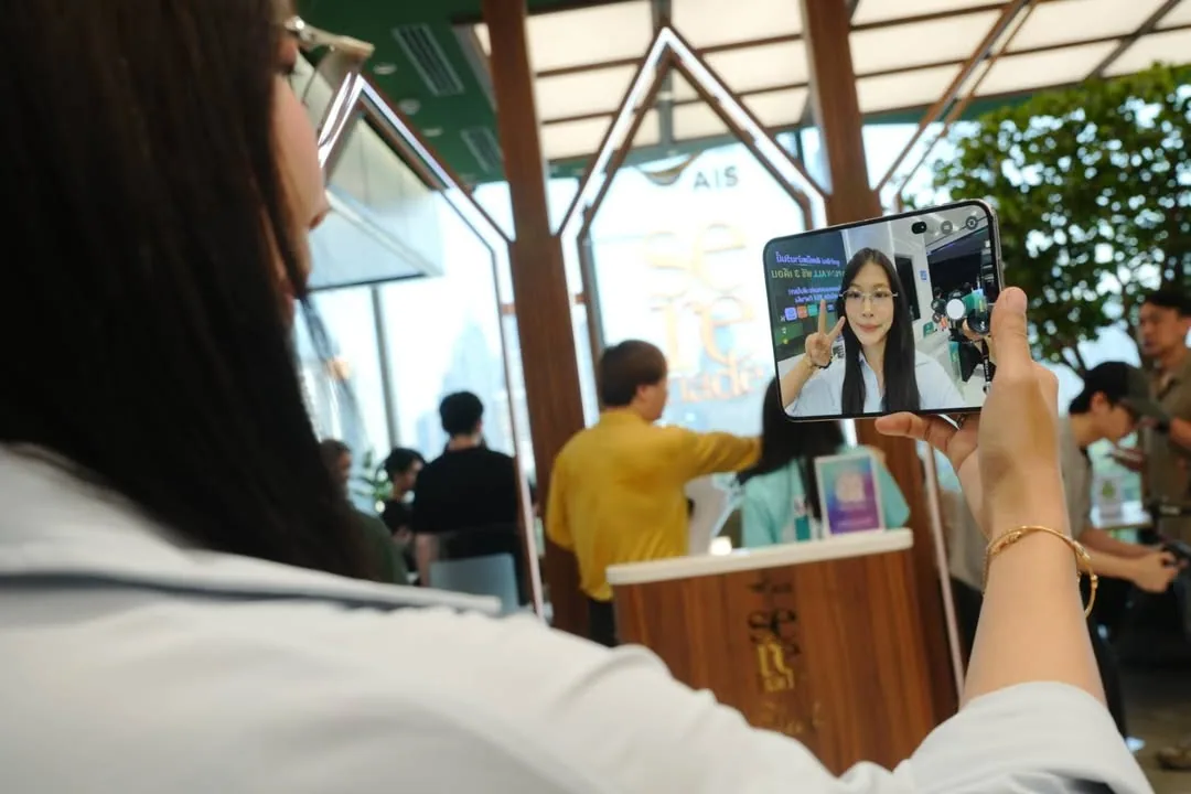ลูกค้าทดลองใช้งาน iPhone Duo ที่ AIS Shop
