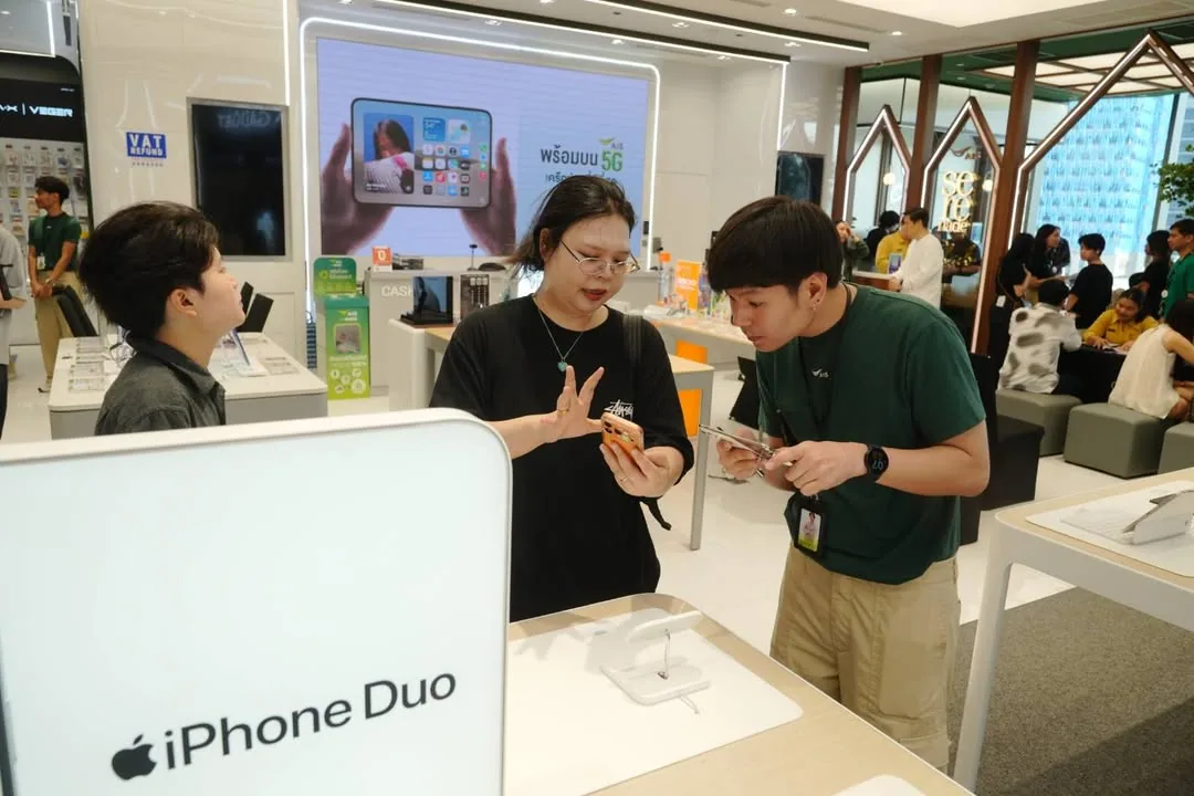 บรรยากาศรับเครื่อง iPhone Duo ที่ AIS Shop