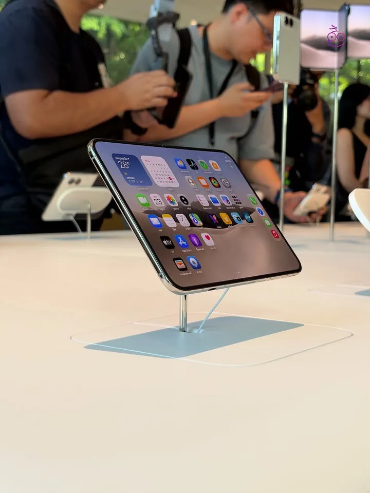 iPhone Duo กางหน้าจอหลัก