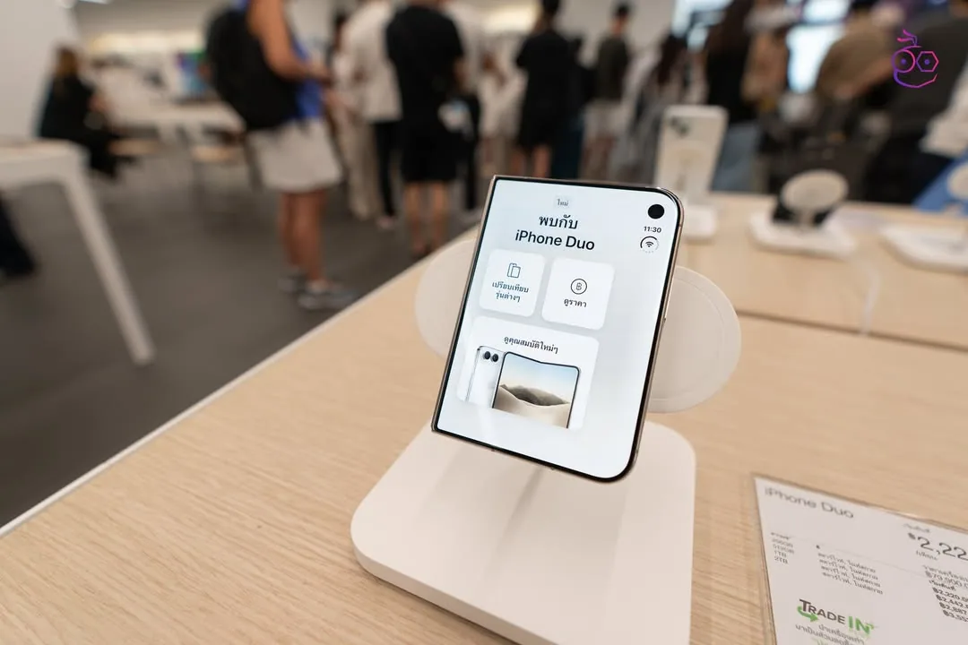 iPhone Duo แสดงหน้าจอข้อมูลผลิตภัณฑ์บนแท่นวาง