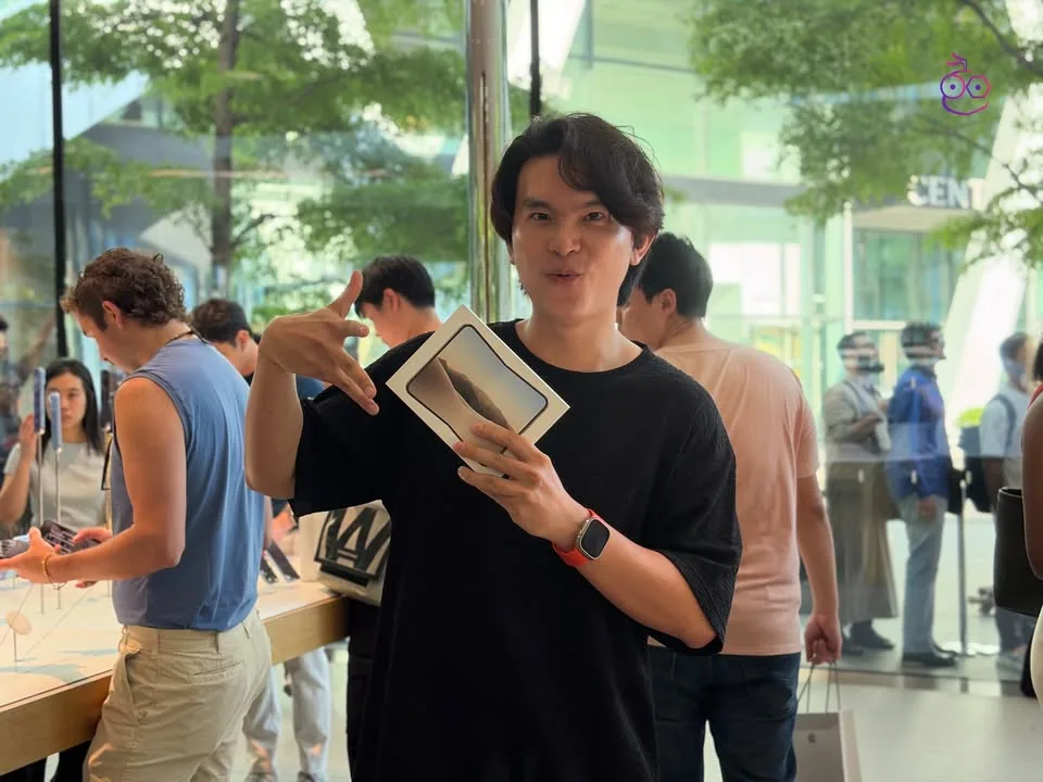 ลูกค้ารับกล่อง iPhone Duo
