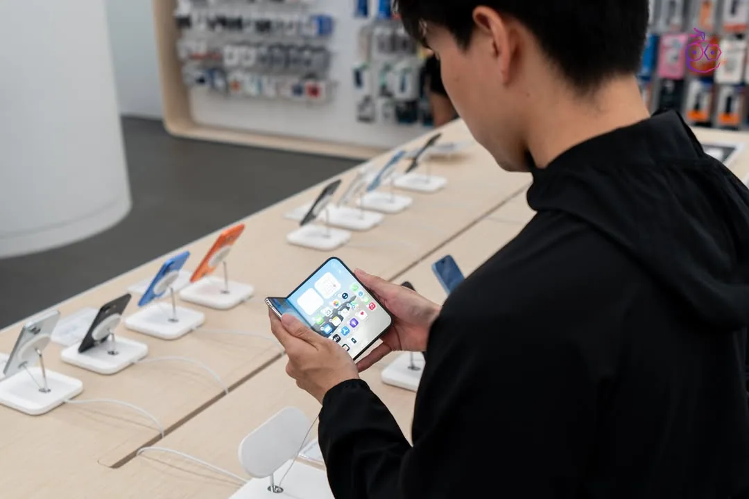 การทดลองจับถือและพับหน้าจอ iPhone Duo ที่โต๊ะจัดแสดง