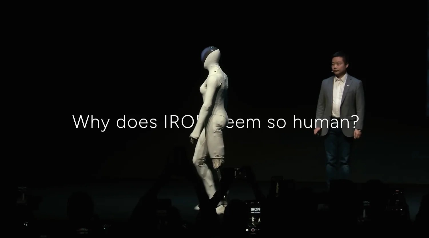 หุ่นยนต์ฮิวแมนนอยด์ IRON จาก XPENG บนเวทีเปิดตัว